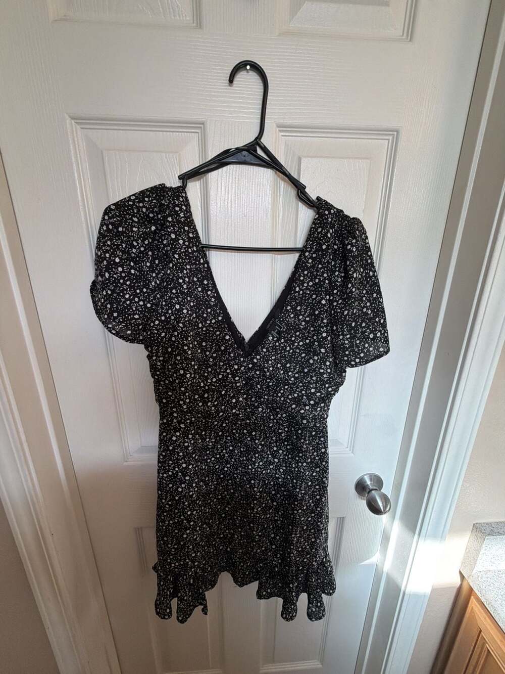 Forever 21 Black Floral Print V-Neck Ruffle Hem Mini Dress Size M